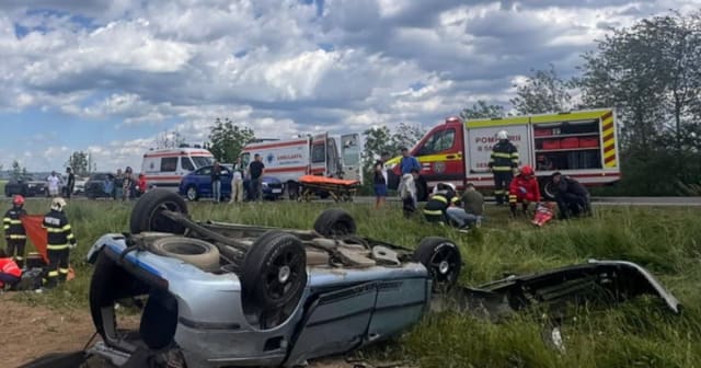 Brașov: Șase minori și doi adulți, implicați într-un accident grav din cauza lipsei scaunelor pentru copii