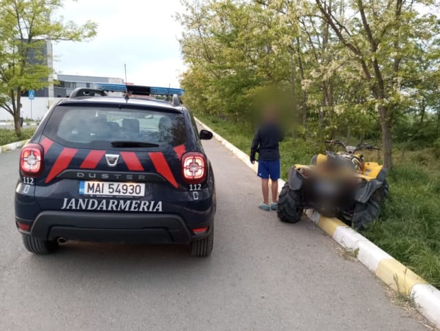 Un minor de 13 ani a fost prins de jandarmi conducând un ATV în Valu lui Traian