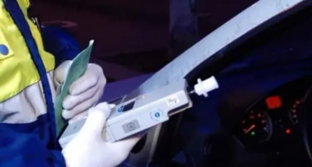 Un șofer din Cluj reținut după ce a fost prins cu alcoolemie uriașă pe drum