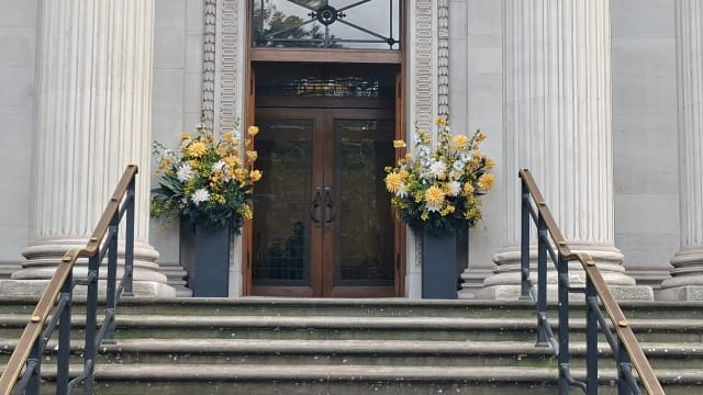 Dua Lipa s-a căsătorit la Londra, mirele au izbucnit în lacrimi, urmează o petrecere în Sicilia
