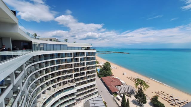 Bulgaria recrutează personal vorbitor de română pentru a atrage turiști români: rezervările hotelurilor de lux de pe litoral au crescut cu peste 30%