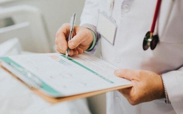 Modificări la concediile medicale începând din 1 iunie: pacienții cronici și oncologici vor beneficia de indemnizație integrală