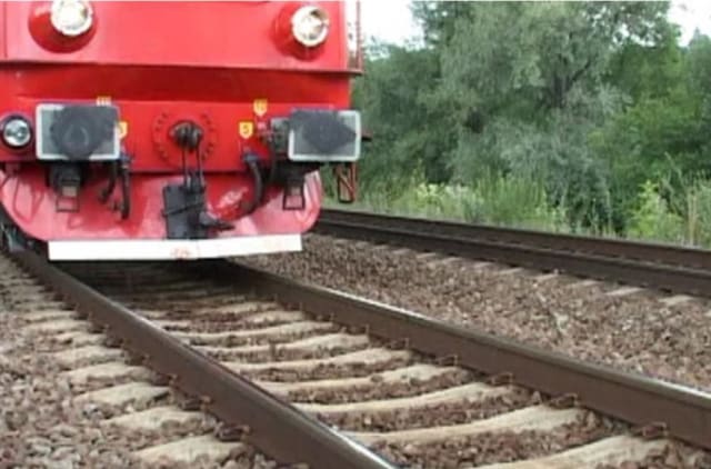 Două persoane au fost lovite de tren aproape de stația Fetești, traficul feroviar între Constanța și București, oprit temporar