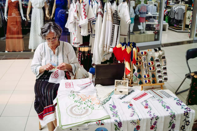 Meșteri populari din județ și din țară s-au reunit la Suceava la Târgul de Sânziene