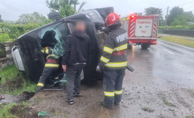 Microbuzul s-a răsturnat la Drăgușeni. Opt persoane implicate, patru monitorizate medical