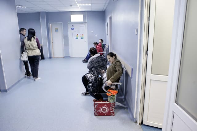 Revoltă a pacienților în fața spitalului din București după propunerea CNAS de limitare a serviciilor private