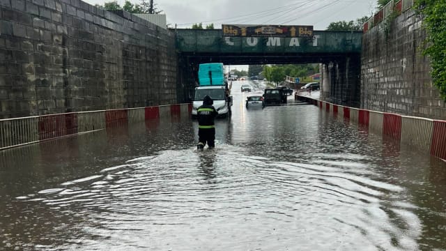 Mai mulți șoferi au rămas blocați cu mașina într-un pasaj din Focșani în urma ploilor