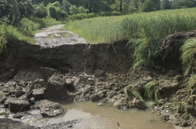 Dezastru după ploi la Lăpușata: sate izolate și drumuri distruse de alunecările de teren