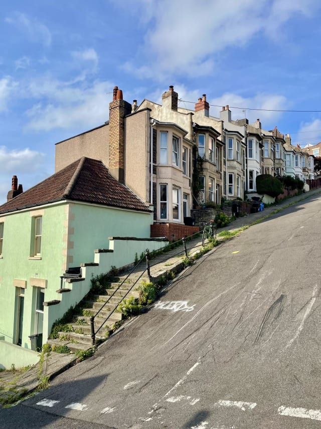 O stradă abruptă din Bristol, Anglia, pune pietonii și șoferii în dificultate