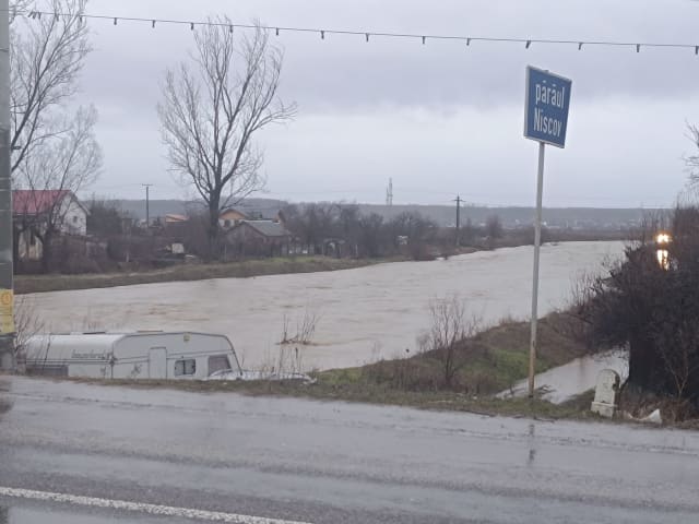 Cod galben de inundații în șase județe din vestul și sud-vestul țării. Ce râuri sunt vizate