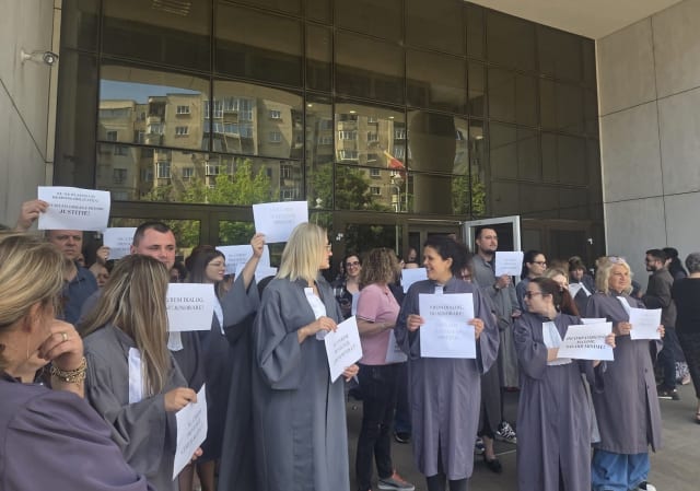 Grefierii din Prahova protestează împotriva legii salarizării, 3 iunie 2026