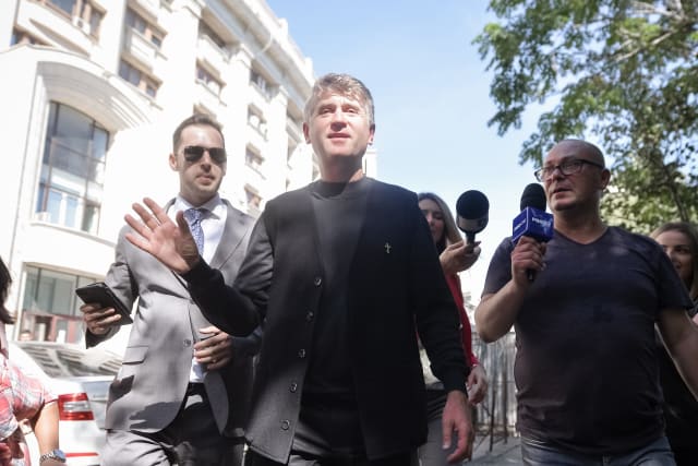 Percheziții la Cristian Pomohaci: fostul preot, vizat pentru viol asupra unui minor
