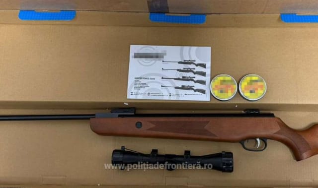 Polițiștii de frontieră au descoperit armă cu aer comprimat și muniție în zona Cargo a Aeroportului Cluj
