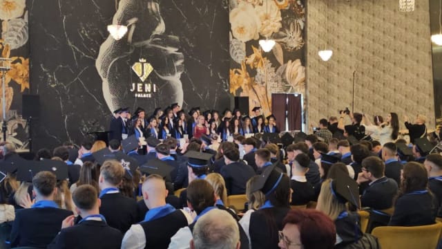 Directorul Colegiului Național „Ștefan cel Mare” din Suceava, Dan Popescu, îndeamnă absolvenții să investească în propria persoană
