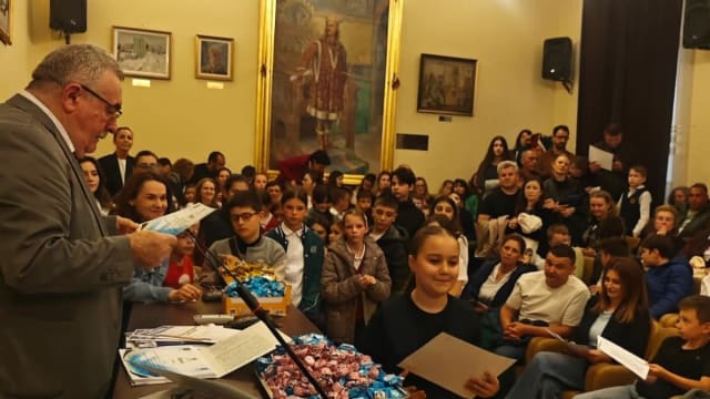 Peste 120 de premii acordate la Concursul de matematică și română din Suceava