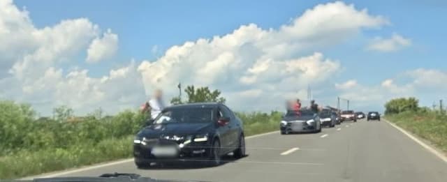 Mai mulți absolvenți de clasa a XII-a din Mangalia, prinși ieșind pe geamurile mașinilor în mers pe DN 39