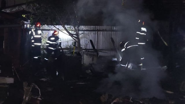 Incendiu pe Calea Republicii din Bacău: Anexe gospodărești au fost cuprinse de flăcări