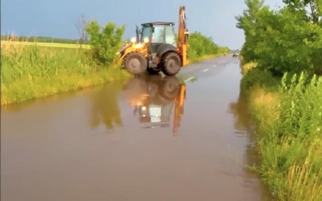 Inundații în județul Buzău după ploi torențiale: probleme în trafic și case inundate