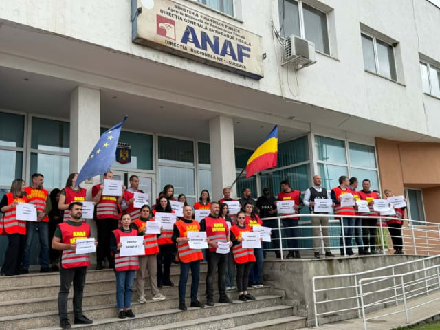 Aproximativ 30 de inspectori antifraudă din Suceava protestează față de Legea salarizării