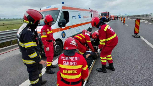 Un exercițiu tactic pe Autostrada A7, desfășurat de ISU Bacău pentru gestionarea situațiilor de urgență