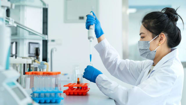 Cercetători de la Universitatea Cambridge testează un vaccin bazat pe inteligența artificială
