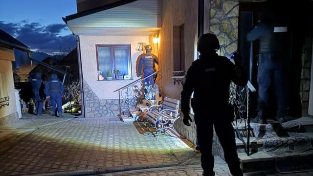 Cinci persoane reținute după 38 de percheziții în Suceava pentru arme ilegale și braconaj
