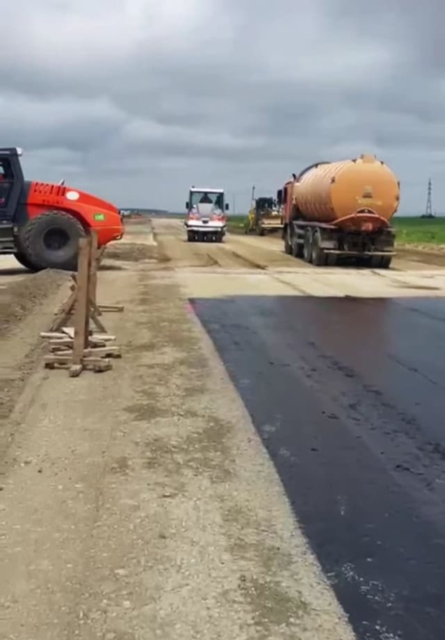 Autostrada Moldovei a intrat în etapa asfaltării, promisiuni pentru finalul anului
