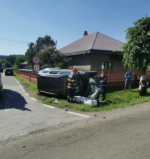 Un adult și doi minori au ajuns la spital în urma unui accident grav în comuna Mălini