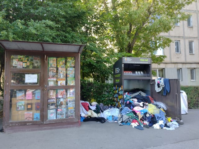 Un container pentru haine răvășit în Cluj-Napoca: textilele au ajuns pe jos