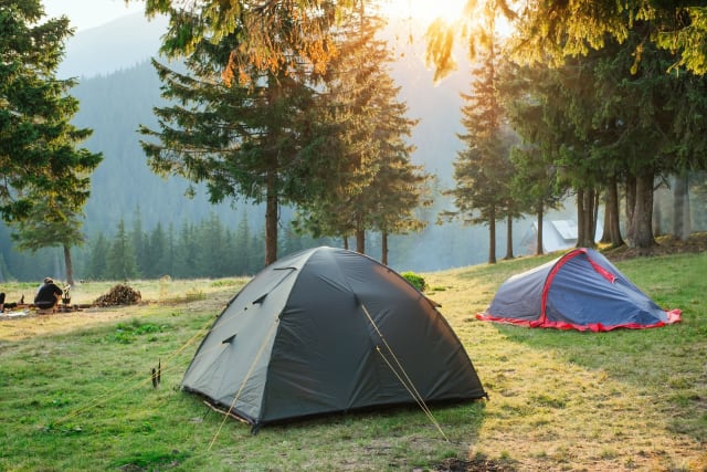 Unde poți campa cu cortul sau rulota în România. Reguli esențiale pentru turiști în 2026