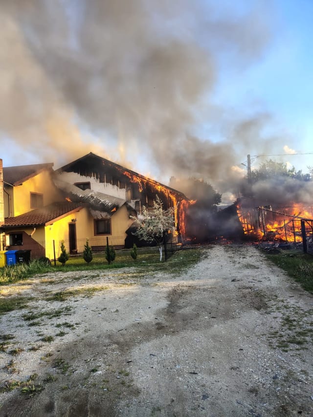 Incendiu devastator la o gospodărie din Neagra Șarului, cauzat de un cablu electric defect