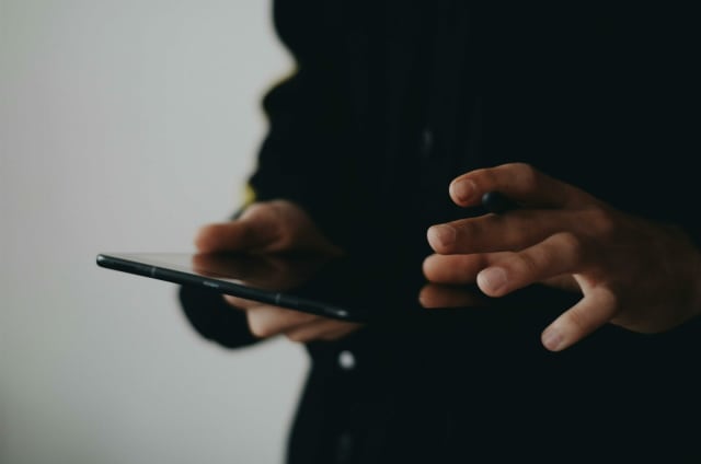 Afganistan a interzis oficial funcționarilor guvernamentali utilizarea smartphone-urilor