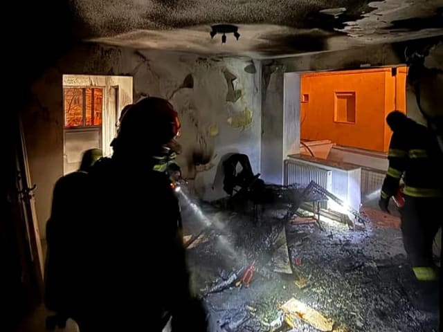 (FOTO) Pompierii din Onești intervin la un bloc după degajări de fum dintr-un apartament