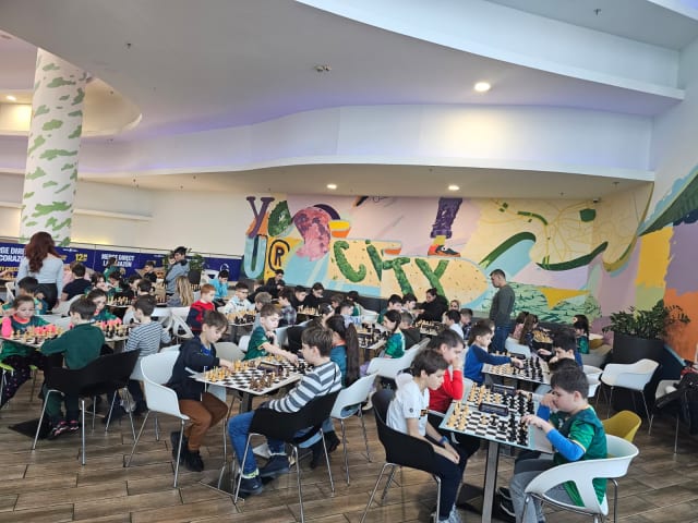 Peste 100 de copii au sărbătorit Ziua Copilului prin șah la Shopping City Ploiești