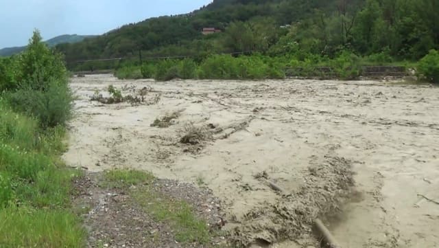 Râuri din Buzău s-au umflat din nou, drumuri blocate și avertizări meteo emise