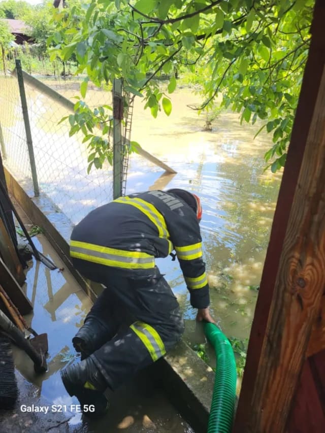 Pompierii intervin pentru evacuarea apei din patru gospodării din Vintilă Vodă