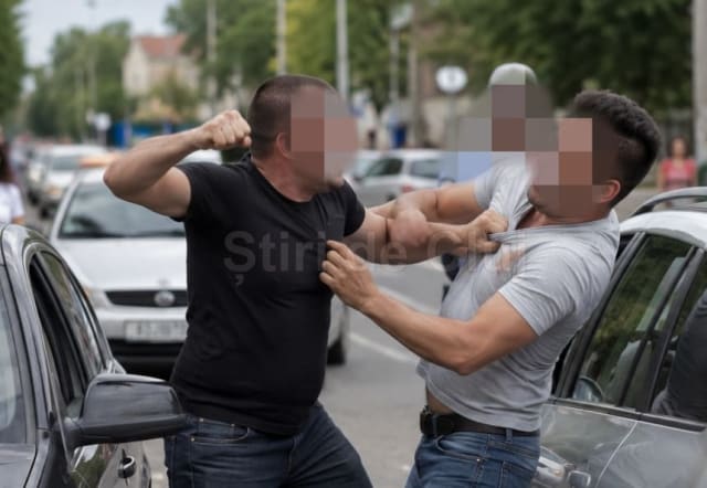 Doi șoferi clujeni s-au luat la bătaie în trafic, amiază în Gherla: Ambii reținuți de polițiști