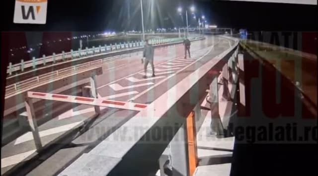 Doi vloggeri străini au fost prinși înainte să urce pe podul suspendat peste Dunăre