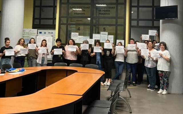 Angajații Casei Județene de Pensii Prahova intră în grevă japoneză pentru salarizare