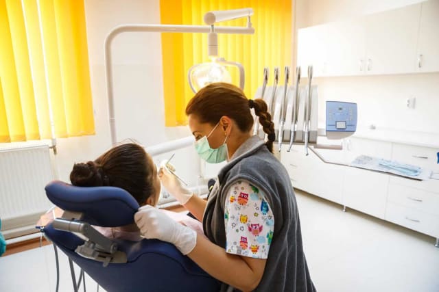 Clujenii cu venituri reduse pot beneficia de servicii stomatologice gratuite în programul local