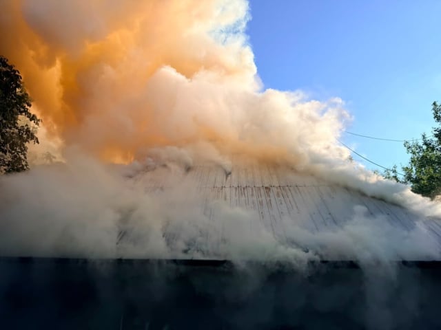 Incendiu la o gospodărie din Horodnic de Sus: acoperișul casei distrus de flăcări
