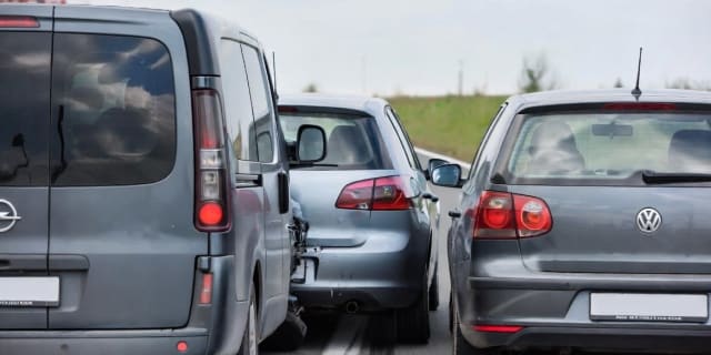 Accident rutier cu trei autovehicule pe DN2, la ieșirea din Siret: pasageră rănită ușor