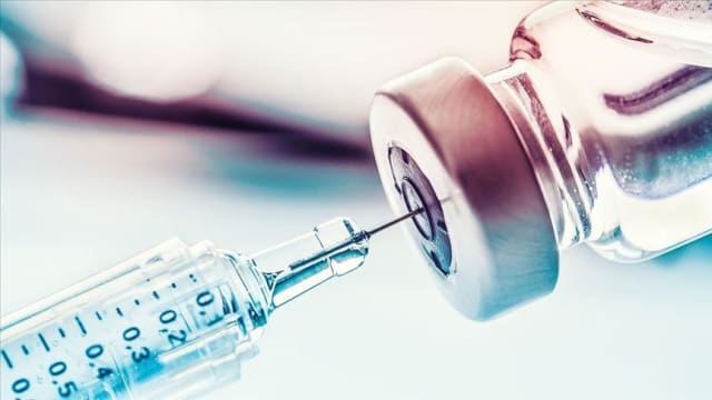 Medici cercetând vaccinul BCG în laborator