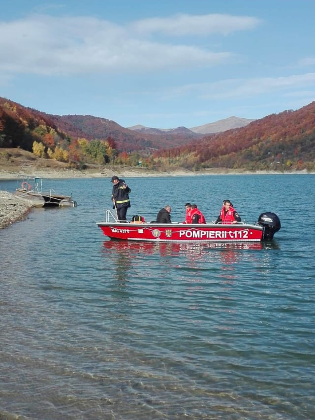 Un bărbat de 41 de ani a fost găsit inconștient în lacul de la barajul Măneciu
