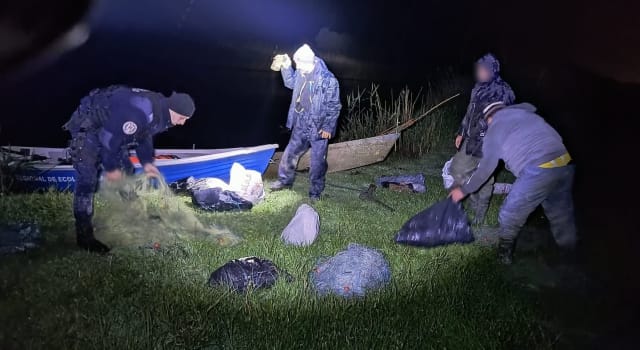 (VIDEO) Jandarmii băcăuani a descoperit braconaj piscicol pe râul Siret: trei persoane cercetate pentru plase ilegale