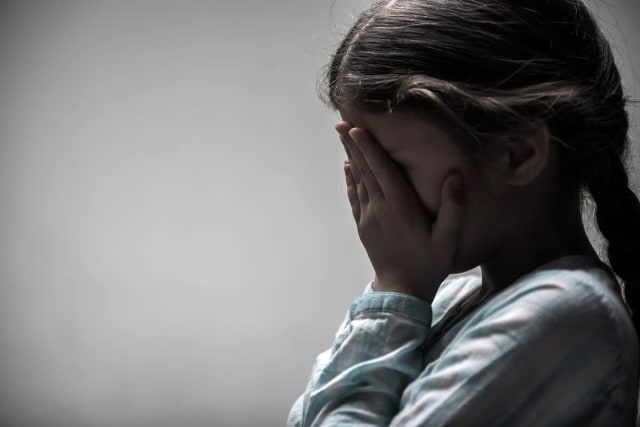 Tânăr de 21 de ani arestat preventiv pentru viol și pornografie infantilă în Suceava
