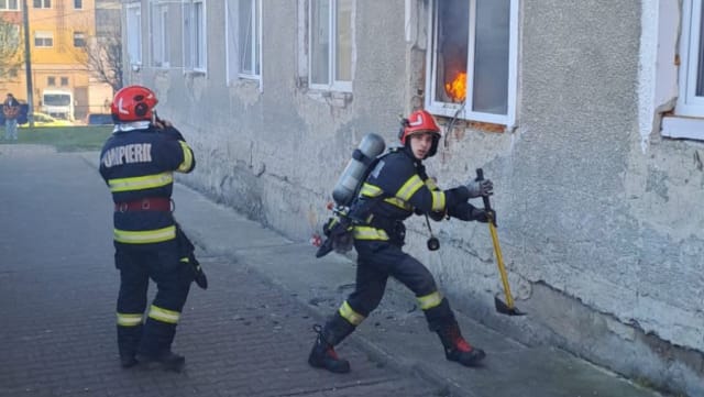 Incendiu într-un apartament din Moinești provocat de o lumânare lăsată aprinsă