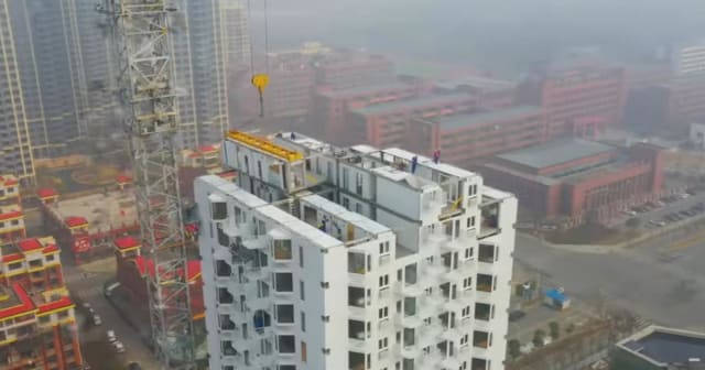 Chinezii construiesc un bloc cu 26 de etaje în doar 5 zile folosind metoda modulară revoluționară