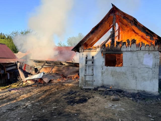 Un incendiu puternic în Voievodeasa: Pompierii au salvat casa și o anexă