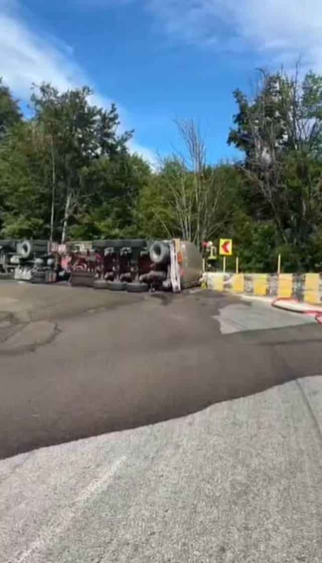 Traficul a fost oprit după ce o autocisternă cu benzină s-a răsturnat pe DN7 în Cotmeana